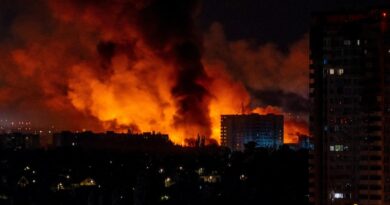 Ataque violento da Rússia com mísseis e drones deixa mortos em Kiev e pessoas sob os escombros.