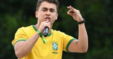 Nikolas Ferreira aciona a Câmara com pedido de impeachment de Lula