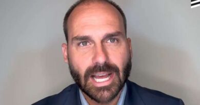 Eduardo Bolsonaro alerta: “Se o Brasil retaliar, EUA vão dobrar as tarifas”