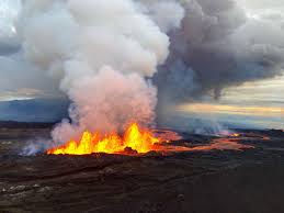 Nova erupção do  vulcão Kilauea lança lava a alturas impressionantes e aciona alerta no Havaí; vídeos