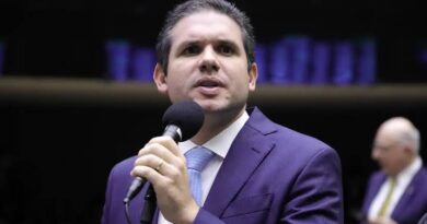 Futuro de Eduardo Bolsonaro na Câmara em xeque após declaração de Hugo Motta