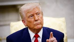Trump volta a mirar na China e ameaça impor tarifas por comércio com a Rússia