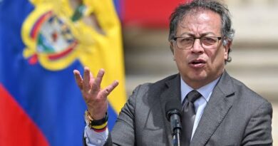 Petro alerta que a Colômbia pode ser arrastada para o conflito com os EUA enquanto navios de guerra americanos cercam a Venezuela