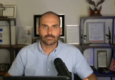 Eduardo Bolsonaro dispara fortes críticas a Moraes após ação contra fonte jornalística