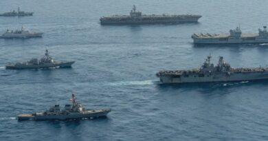 Frota de navios de guerra americanos é flagrada por satélite a poucos passos da Venezuela