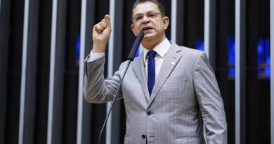 PL recorre contra Motta e tenta garantir a liderança da minoria para Eduardo Bolsonaro