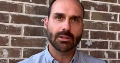 Eduardo Bolsonaro alerta ministros sobre “risco seríssimo” em acompanhar Moraes em julgamento