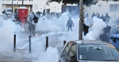 Protestos na França provocam distúrbios generalizados com o bloqueio de estradas e incêndios em Paris; vídeos