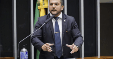 Aliados de Bolsonaro veem Barroso pressionado e atribuem aposentadoria ao “Efeito Eduardo” nos EUA.