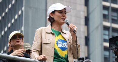 Apoiadores de Bolsonaro vão às ruas de Brasília em ato  nesta terça