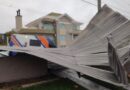 Tempestade de ventos de 80 km/h atinge Oeste de Santa Catarina deixa árvores caídas e casas destelhadas