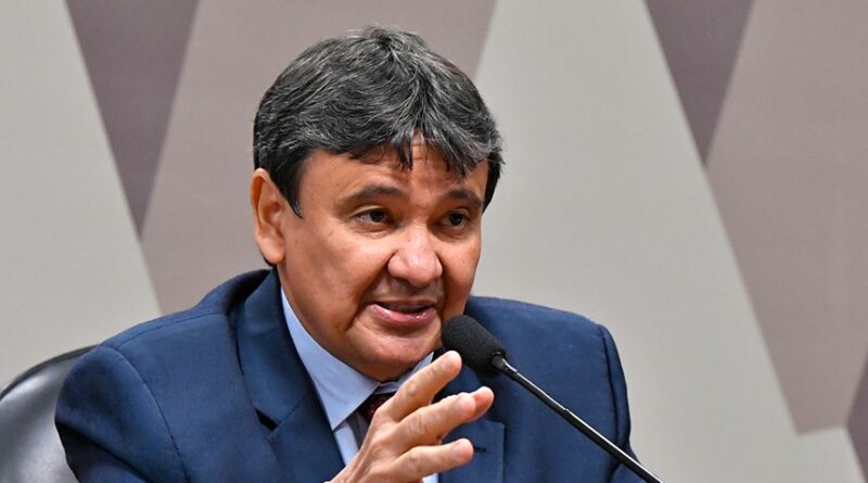 Ministro de Lula gera controvérsia ao sugerir troca da Carteira de Trabalho pelo cartão do Bolsa Família Ministro de Lula gera controvérsia ao sugerir troca da Carteira de Trabalho pelo cartão do Bolsa Família