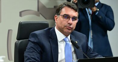 PT aciona STF contra Flávio Bolsonaro por incitar intervenção estrangeira