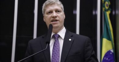 Em reação a novo inquérito contra assessor de Bolsonaro, oposição e deputado miram delegados da PF