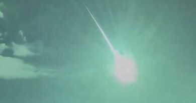 Grande meteorito rasga os céus da Indonésia e assusta moradores com enorme estrondo