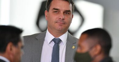 Flávio Bolsonaro apela por prisão domiciliar após nova crise de soluços do pai na PF