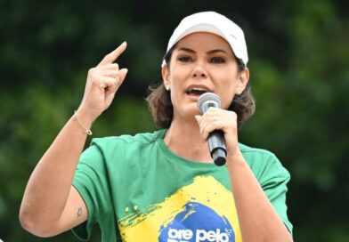Michelle Bolsonaro pede votos para Flávio e avalia subir no mesmo palanque do enteado Michelle Bolsonaro pede votos para Flávio e avalia subir no mesmo palanque do enteado