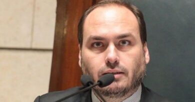 Carlos Bolsonaro vê pai pior do que nunca e descreve noites sem descanso