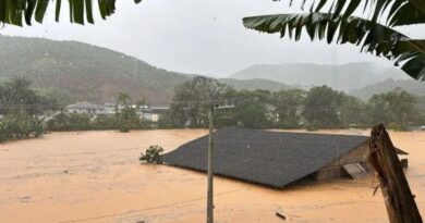Chuvas e granizo causam destruição em mais de 20 municípios de Santa Catarina; casas ficam submersas