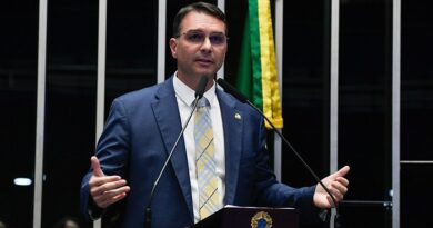 Flávio liga decisão a vingança de Moraes e chama julgamento de Bolsonaro de “farsa”