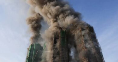 Chamas consumiram fachadas e destruíram vários edifícios residenciais em incêndio em Hong Kong, deixando mortos e feridos; vídeos