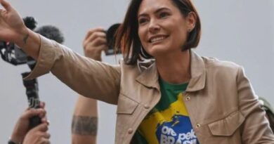 Michelle e Jair Renan desabafam após visita rápida a Bolsonaro na PF