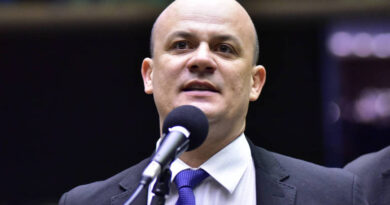 Perseguição política”: oposição reage com indignação à cassação de Eduardo e Ramagem