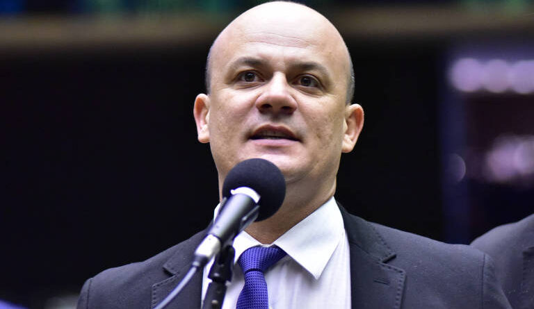 Perseguição política: oposição reage com indignação à cassação de Eduardo e Ramagem