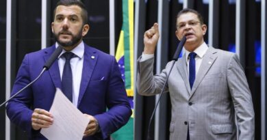 Deputados Sóstenes Cavalcante e Carlos Jordy são alvos de Operação Galho Fraco da Polícia Federal