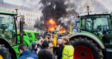 Bruxelas sob cerco: Agricultores entram em confronto com a polícia contra o acordo UE-Mercosul