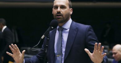 Após reversão dos EUA, Eduardo Bolsonaro expressa ‘pesar’ e ataca ‘coesão interna’ brasileira