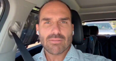 Hugo Motta ignora pressão de aliados e assina cassações de Eduardo Bolsonaro e Ramagem