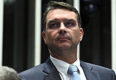 Flávio Bolsonaro convoca fiscais para urnas para o dia da eleição e diz que vitória reduzirá taxa de juros