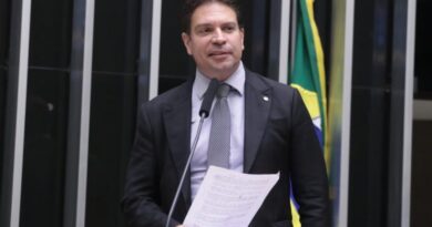 Ramagem desafia ministro Moraes a pedir extradição