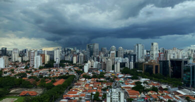 SP no escuro: mais de 1,5 milhão de imóveis seguem sem energia após Ciclone