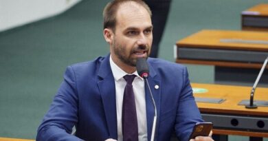 Após notificação, Eduardo Bolsonaro diz que Hugo Motta “escolheu a desonra” e o chama de “bonequinha de Moraes”