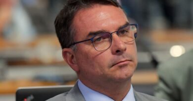 Flávio Bolsonaro busca apoio externo com ajuda estratégica de Eduardo nos EUA