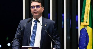 Flávio Bolsonaro desbanca Tarcísio e assume liderança da oposição para 2026 em nova pesquisa
