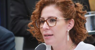 Carla Zambelli renuncia ao cargo de deputada federal após decisão do Supremo