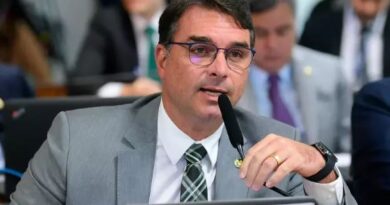 Flávio Bolsonaro se isola como principal nome da direita para 2026, com vantagem sobre Tarcísio, diz pesquisa