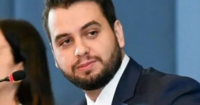 Alexandre de Moraes dá 24h para Filipe Martins explicar suposto uso de rede social sob risco de prisão