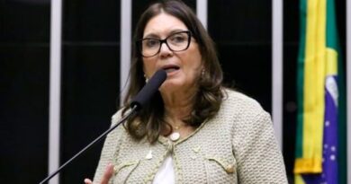 Comercial das Havaianas com Fernanda Torres racha a internet e enfurece a direita