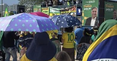 Ato em Brasília exige fim da prisão de Bolsonaro e anistia para aliados