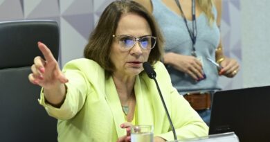 Damares pede ao STF autorização para vistoriar local de custódia de Bolsonaro na PF