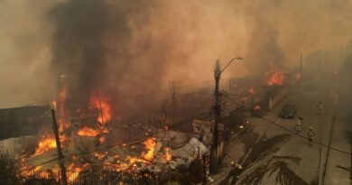 Incêndios florestais devastadores no Chile  reduzem casas, veículos e igreja a cinzas e deixam mortos e milhares de desabrigados