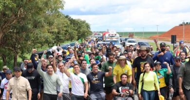 Caminhada de Nikolas Ferreira chega à reta final e atrai multidão em marcha rumo a Brasília; vídeos