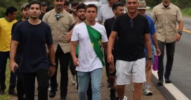 Carlos Bolsonaro e políticos se unem a Nikolas Ferreira em marcha rumo a Brasília pelo ex-presidente