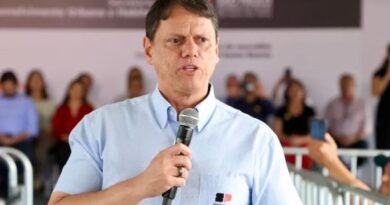 Tarcísio visita Bolsonaro e avisa: “Vou entrar muito forte na campanha de Flávio”