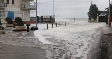 Ciclone Harry: ondas de 8 metros invadem cidades e causam caos no sul da Itália; vídeos