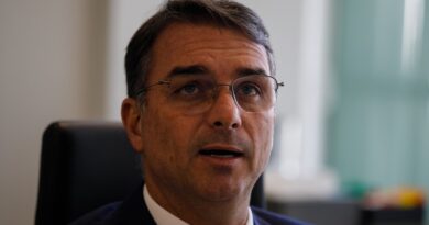 Flávio vai ao TSE contra ‘crimes’ e ataques à Bolsonaro em desfile pró-Lula